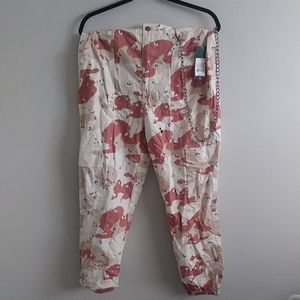 Tan camo canvas pants with detachable chain